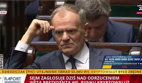 Wściekłość Donalda Tuska podczas przemówienia szefa Kancelarii Premiera Zbigniewa Boguckiego. Premier zaciska usta 