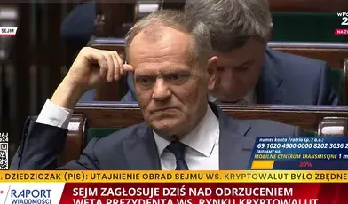 Wściekłość Donalda Tuska podczas przemówienia szefa Kancelarii Premiera Zbigniewa Boguckiego. Premier zaciska usta 