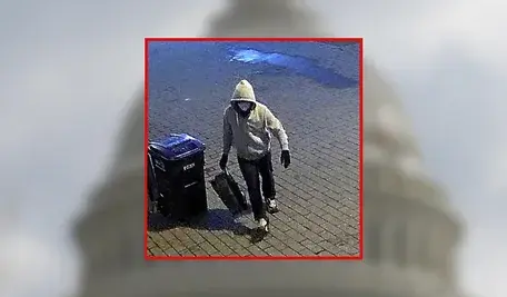 Brian Cole na ulicy w Waszyngtonie. FBI twierdzi, że to on podłożył bomby podczas zamieszek na Kapitolu