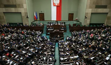 Posłowie na sali obrad Sejmu, 4 bm. w Warszawie. Prezydium Sejmu, na wniosek premiera Donalda Tuska, przegłosowało utajnienie piątkowego punktu obrad, podczas którego szef rządu przedstawi pilną informację dot. bezpieczeństwa państwa. (