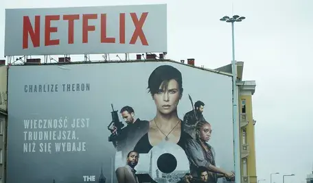 Netflix przejmuje HBO, czeka nas potężna rewolucja. Plakat netflixa na ulicach Warszawy