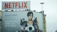 Netflix przejmuje HBO, czeka nas potężna rewolucja. Plakat netflixa na ulicach Warszawy