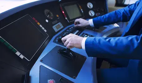 Na zdjęciu widoczne wnętrze nowoczesnego transportu szynowego. Firmy przygotowujące się do konkursu Centrum Unijnych Projektów Transportowych﻿ (CUPT) na 1,5 mld zł dofinansowania z Unii Europejskiej mogą mieć poważne problemy z rozliczeniem dotacji z tego i innych unijnych programów – informuje „Puls Biznesu”. Eksperci ostrzegają, że za kilka lat Bruksela może zażądać od nich zwrotu tych środków jako niedozwolonej pomocy publicznej.