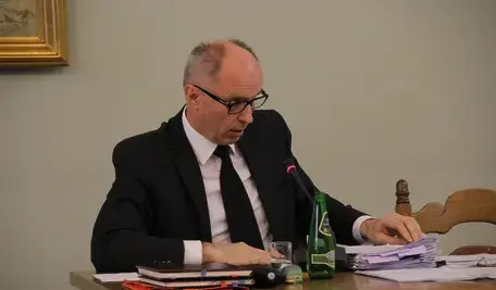 Andrzej Jakubiak. Tutaj w trakcie zeznań przed komisją śledczą ds. afery Amber Gold, która miała miejsce także wówczas, gdy Jakubiak stał na czele KNF