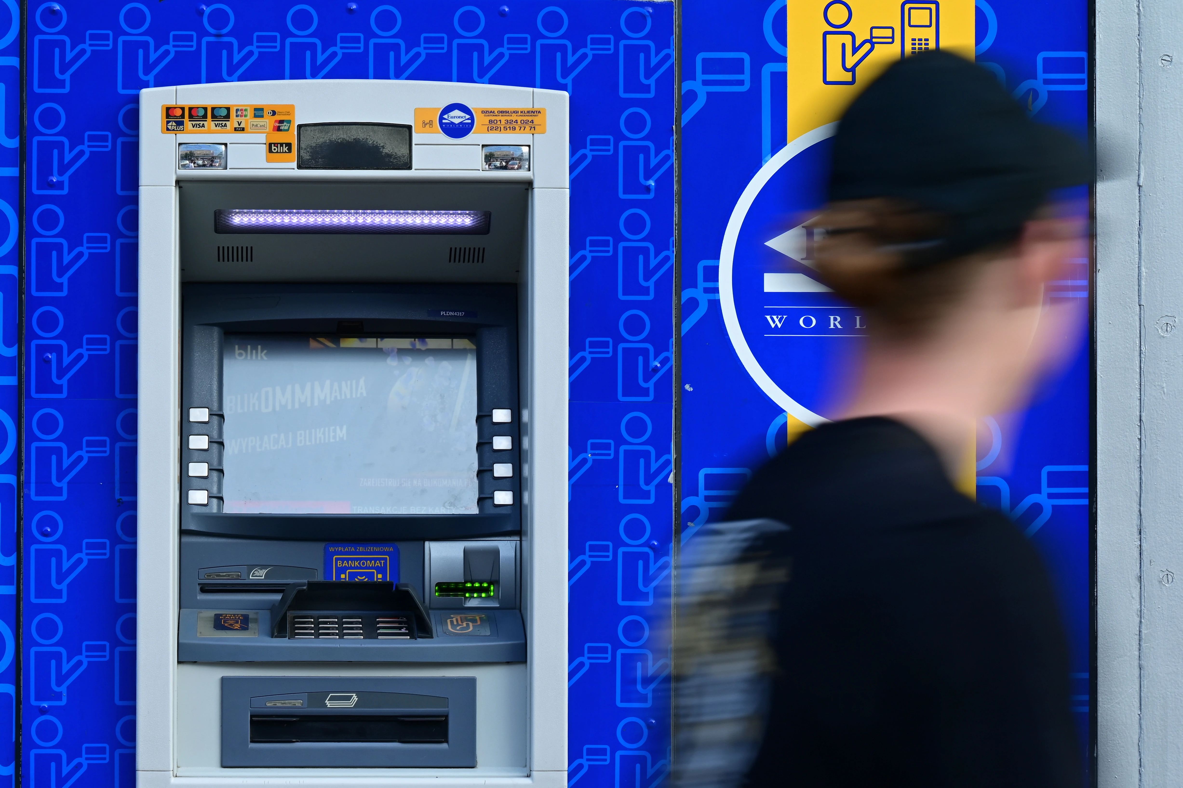 Walka z gotówką przyspiesza. Dostęp do własnych pieniędzy w przyszłym roku będzie jeszcze droższy