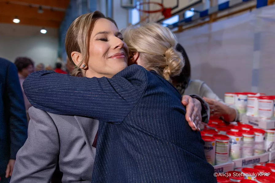 Pierwsza Dama przygotowała ponad tysiąc świątecznych paczek! Do kogo trafią?