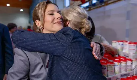 Marta Nawrocka podczas przygotowywania świątecznych paczek dla rodaków z Kresów