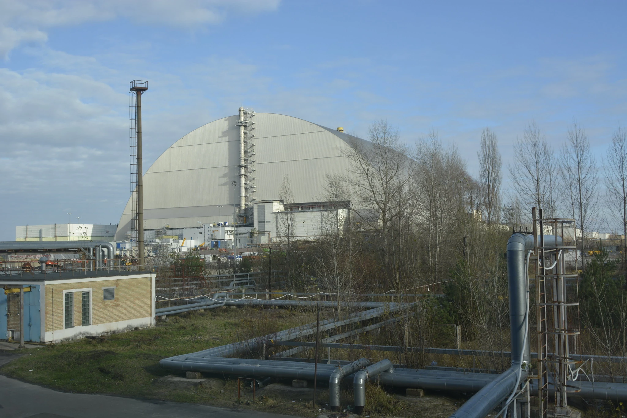 Złe wieści z Ukrainy. Rosjanie uszkodzili osłonę elektrowni w Czarnobylu. Czy coś nam grozi?