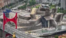 Budynek muzeum w Bilbao. Frank Gehry, architekt który je zaprojektował, zmarł w piątek