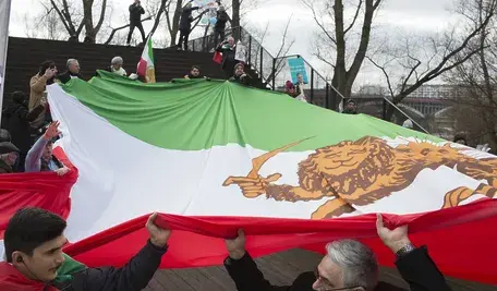 Demonstracja Iranczykow przeciwko panujacemu rezimowi zwolennikow Reza Pahlavi popierajaca ruchy demokratyczne w Iranie " Wolny Iran"