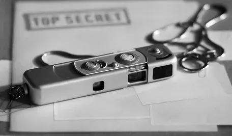 Ukryte urządzenie nagrywające leżące na dokumencie oznaczonym jako tajne