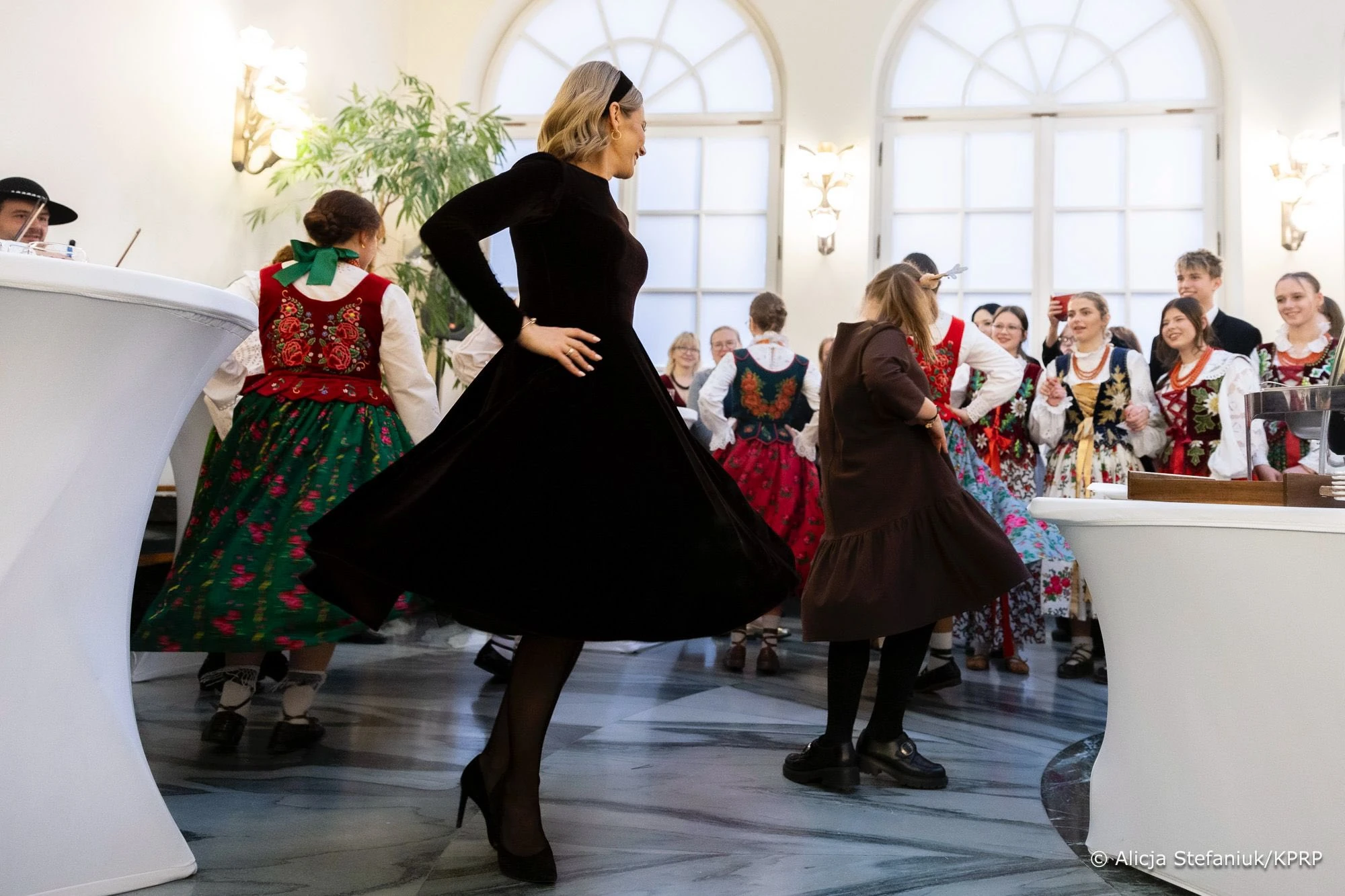 Marta Nawrocka poszła w tan. "Wygląda, jak milion monet". Ludzie nie kryją zachwytów nad Pierwszą Damą