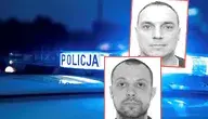 Radiowóz policyjny w tle, nałożone zdjęcia dwóch poszukiwanych mężczyzn za zamachy na tory kolejowe w Polsce.