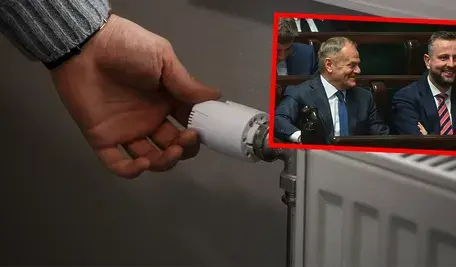 Kaloryfer z widoczną dłonią przy potencjometrze, w prawym górnym rogu premier Donald Tusk oraz wicepremier, szef MON Władysław Kosiniak-Kamysz na sali obrad Sejmu w Warszawie,