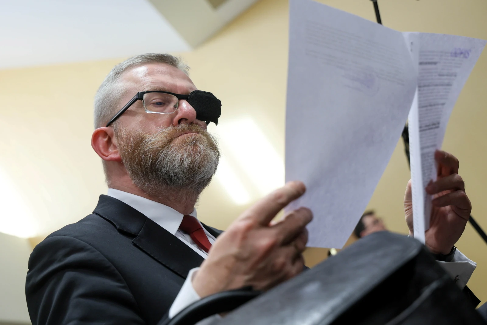 Kłopoty Grzegorza Brauna. Polityk stanął przed sądem ws. akcji z gaśnicą. Wiemy, jaka zapadła decyzja!