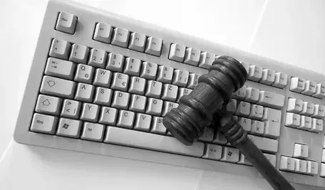 Krakowscy policjanci zatrzymali hakera, który zdobywał dane z systemów państwowych i wystawiał na nie fałszywe recepty na opioidy, a śledczy zapowiadają kolejne zatrzymania