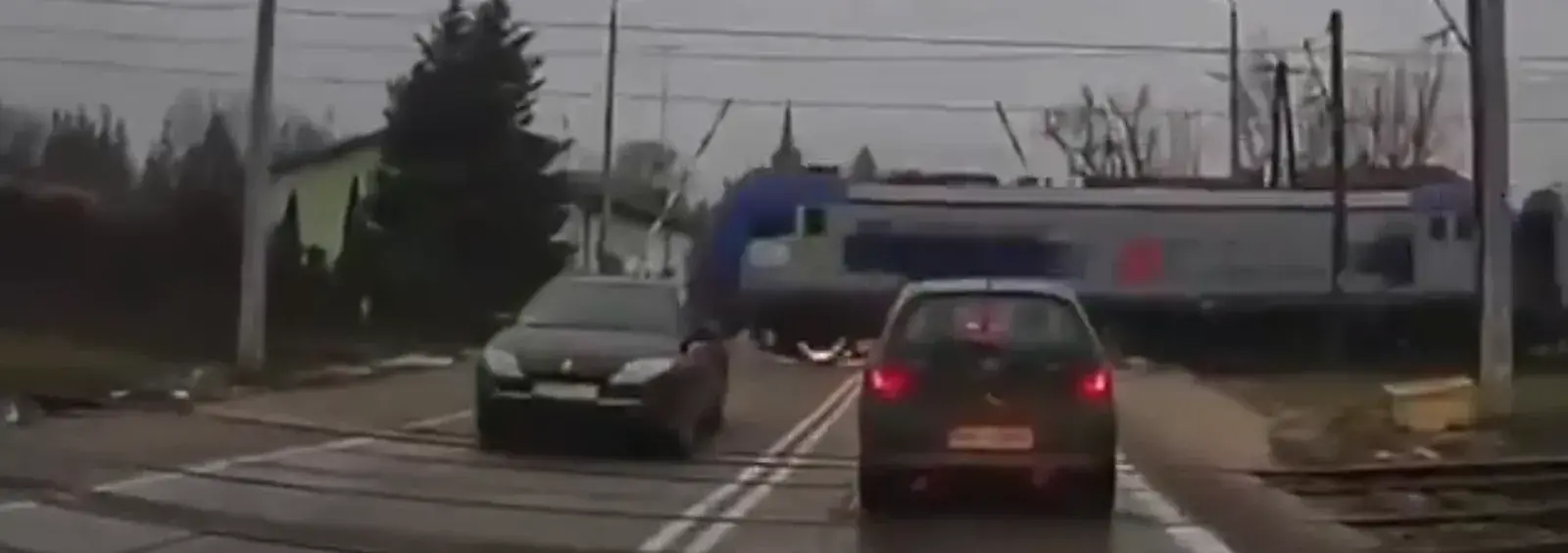 O krok od tragedii. Przez przejazd, którego zapory były otwarte, przejechał rozpędzony pociąg. Dróżnik usłyszał już zarzuty