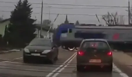 Pociąg Intercity przejeżdżający przez otwarty przejazd w Nowej Wielkiej Wsi. Dróżnik, który na to pozwolił, usłyszał już zarzuty