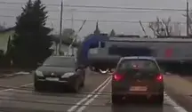 Pociąg Intercity przejeżdżający przez otwarty przejazd w Nowej Wielkiej Wsi. Dróżnik, który na to pozwolił, usłyszał już zarzuty