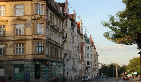 Sejmowe komisje poparły projekt zakazu sprzedaży mieszkań komunalnych z wysokimi bonifikatami. Zmiana ma zahamować dalsze kurczenie się zasobu komunalnego, który od lat maleje – mimo że kolejki oczekujących na mieszkania z zasobów gmin nadal są bardzo długie. Projekt budzi jednak spory polityczne i zróżnicowane reakcje samorządów.