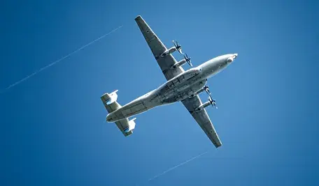 Samolot An-22 na tle nieba. Maszyna tego typu rozbiła się w Rosji