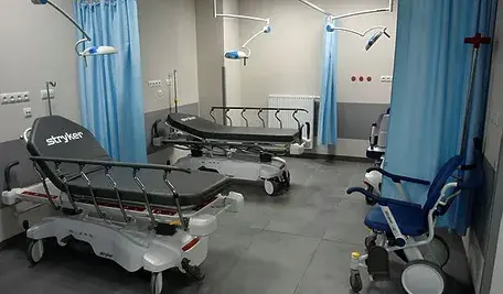 Sala szpitalna z dwoma łóżkami.