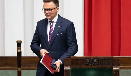 Szymon Hołownia na zdjęciu — ogłasza, że nie będzie ubiegać się o ponowne kierowanie partią Polska 2050