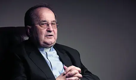 Ojciec Tadeusz Rydzyk na zdjęciu – prowadzi rozmowy z Ministerstwem Kultury w sprawie zwrotu 210 mln zł na budowę muzeum w Toruniu.