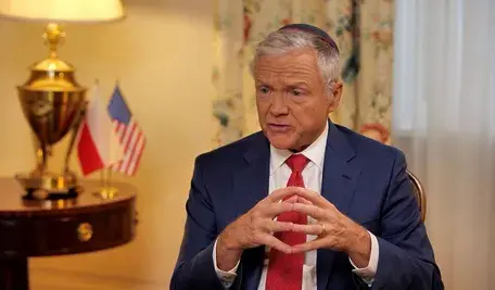 Stopklatka z wywiadu Toma Rose'a dla telewizji wPolsce24. Mówca wyraża podziw dla Polski, opisując ją jako silny, dumny, wolny i suwerenny naród zaangażowany w obronę oraz rozwój własnego dobrobytu. Przemówienie bezpośrednio kwestionuje ideę "polskiego cudu", twierdząc, że postęp gospodarczy i szybki rozwój kraju nie jest wynikiem przypadku ani interwencji zewnętrznej. Zamiast tego, sukces Polski jest przypisywany ciężkiej pracy, innowacyjności, zaangażowaniu, produktywności oraz wysoko wykwalifikowanej sile roboczej Polaków. Podkreśla, że Polska dynamicznie się rozwija, znacznie szybciej niż inne kraje europejskie.