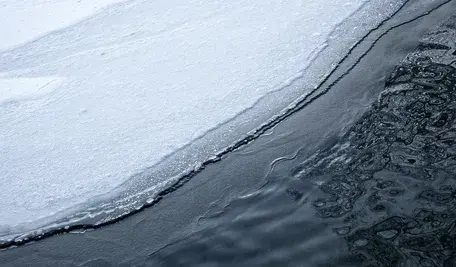 frozen-lake-7677444_1280.webp