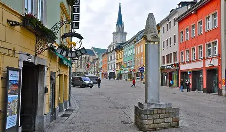 1626px-Villach_Innenstadt_Hauptplatz_mit_Pranger_NO-Ansicht_30012011_666.webp