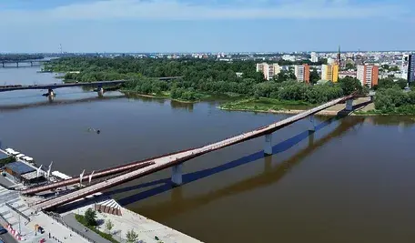 1620px-Warszawa_kladka_przez_Wisle_(dron).webp