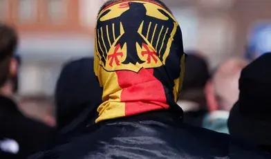 Bachmann przewiduje, że w razie wygranej prawicy w Polsce pozostanie tylko kwestia reparacji, prowadząc do wojen handlowych i bojkotów. Ta rywalizacja w ksenofobii służy mobilizacji elektoratów nacjonalistów.Bachmann przewiduje, że w razie wygranej prawicy w Polsce pozostanie tylko kwestia reparacji, prowadząc do wojen handlowych i bojkotów. Ta rywalizacja w ksenofobii służy mobilizacji elektoratów nacjonalistów.