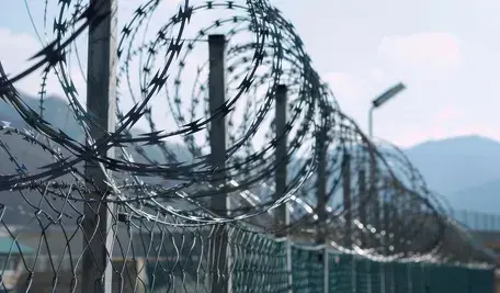 fence-8676537_1280.webp