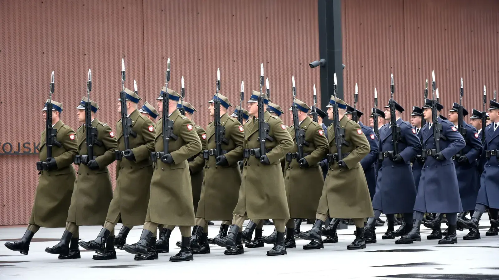 Ilu Polaków jest gotowych chwycić za broń? Nowe badanie pokazuje, kto chce bronić ojczyzny w przypadku zagrożenia, a kto planuje ucieczkę