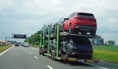 laweta z autami ok.webp