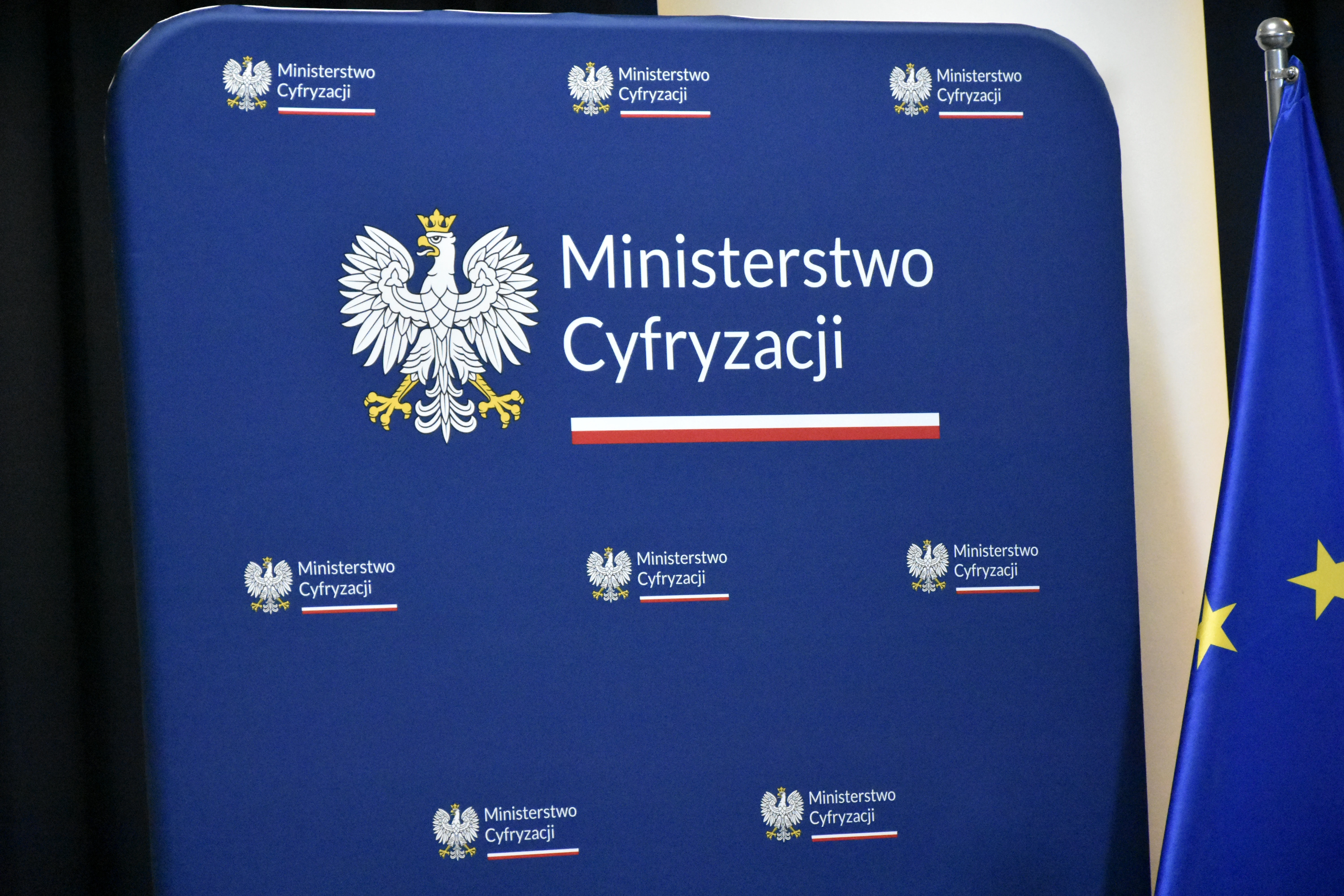 Kolejny skandal wokół afery hejterskiej. Rządowa instytucja kłamała w sprawie reklam atakujących Nawrockiego i Mentzena