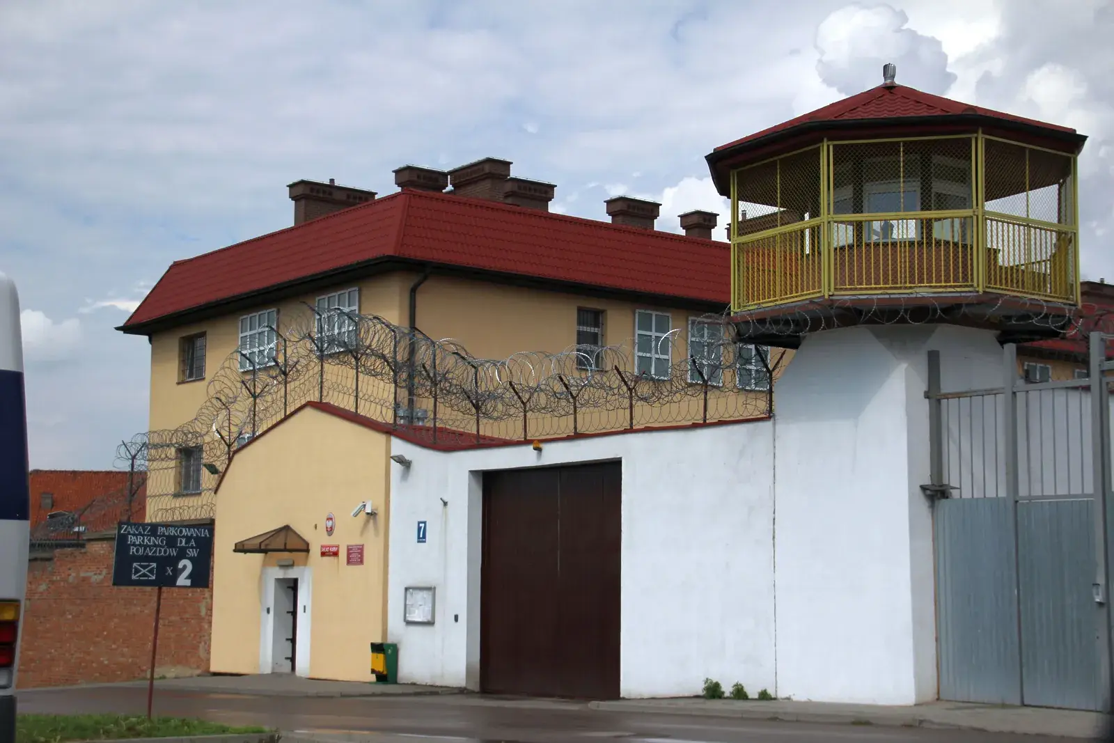 Zarzucali Nawrockiemu podejrzane znajomości, ale król zakładów karnych jest tylko jeden