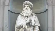 Leonardo_da_Vinci_statue_outside_the_Uffizi_Gallery ok.webp
