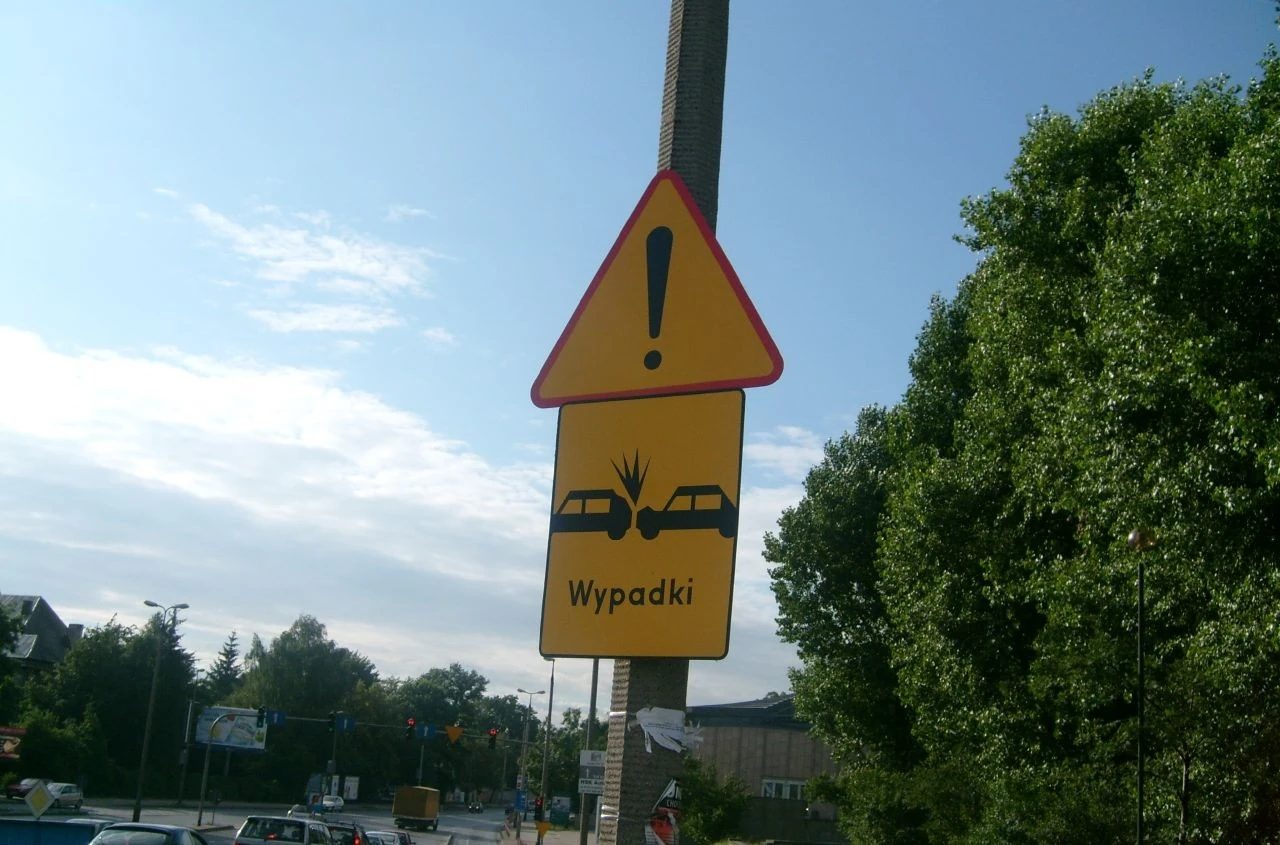 Dramatyczny wypadek z udziałem busa przewożącego niepełnosprawnych na Pomorzu