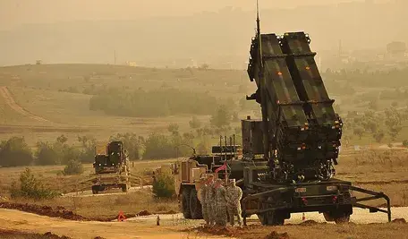 1280px-U-s-service-members-stand-by-a-patriot-missile-battery-in-gaziantep-turkey.webp