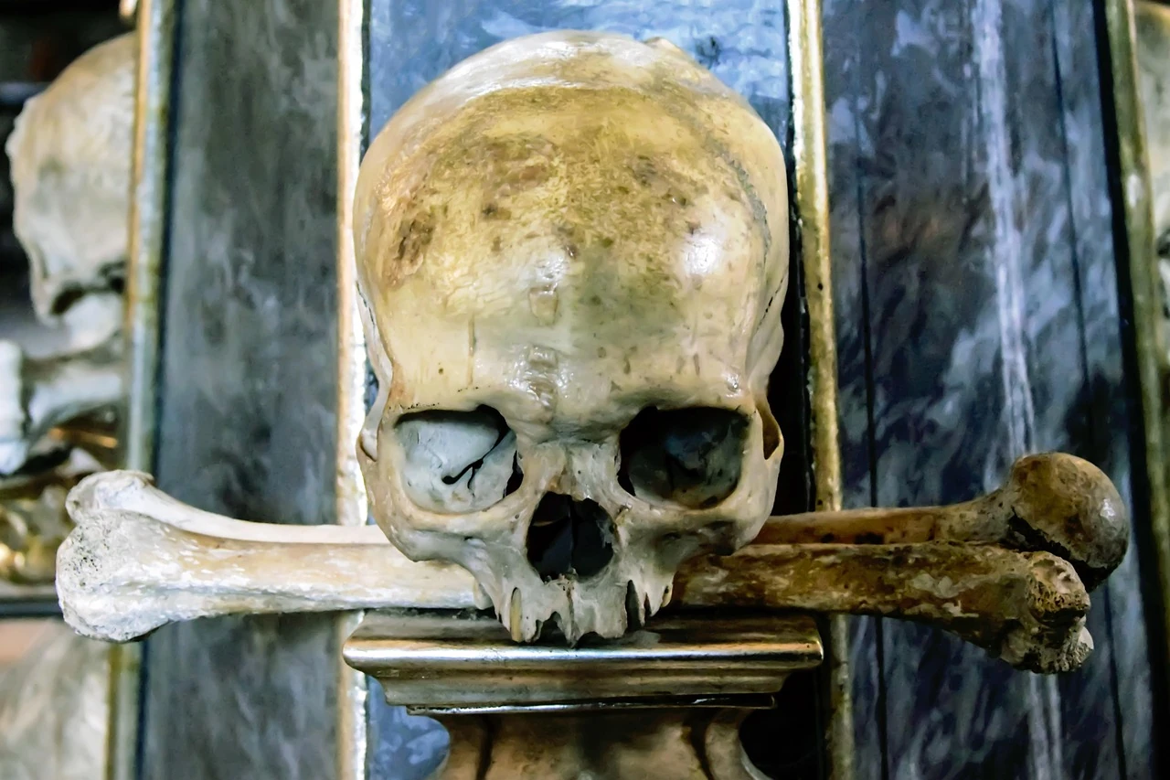 W ruinach kościoła znaleziono czaszkę. Archeolodzy uważają, iż należała do legendarnego króla