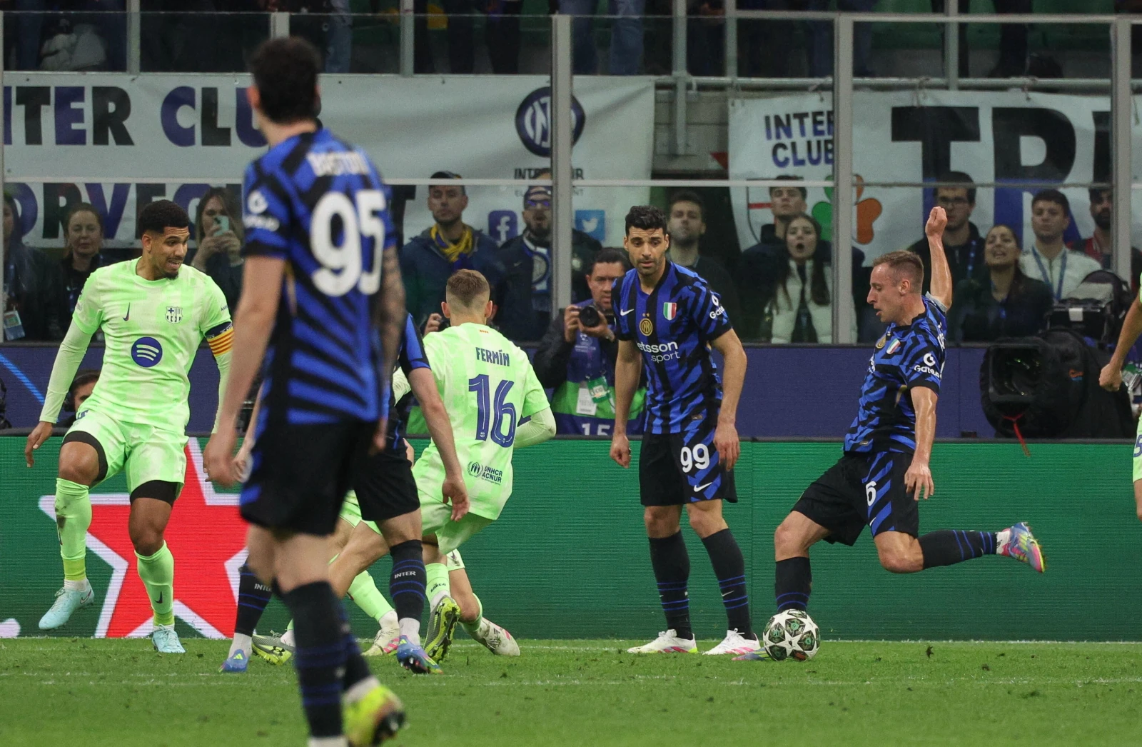 Czterech Polaków na boisku, ale cieszył się tylko jeden. Inter pokonał Barcelonę 4:3! Zobacz gole