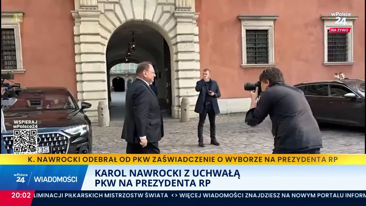 Ryszard Kalisz ucieka przed smerfami. Słychać krzyki: precz z komuną