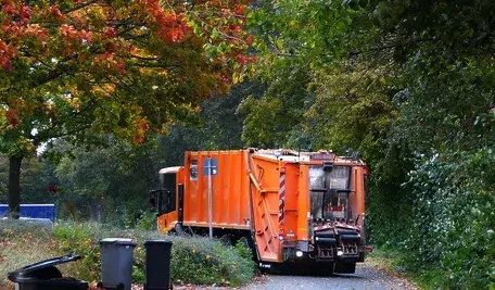 garbage-truck-6756670_1280.webp