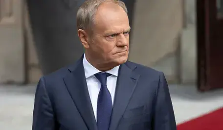 Tusk smutny bo został sam.webp