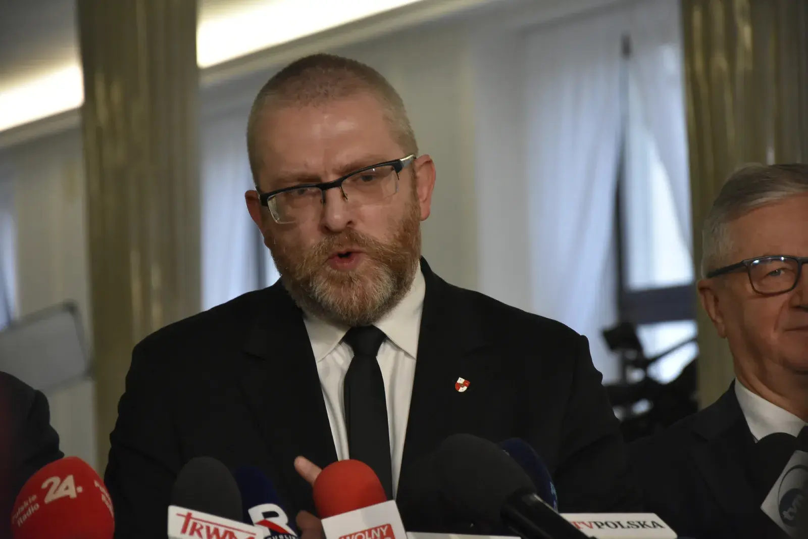 Боднар хочет привлечь Брауна к ответственности за дело врача из Олесницы. На заднем плане инъекция в сердце ребенка на 36-й неделе внутриутробной жизни