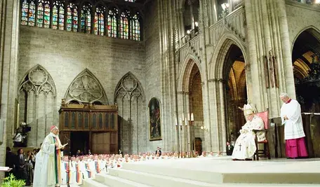 Jan Paweł II w katedrze Notre Dame.webp