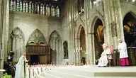 Jan Paweł II w katedrze Notre Dame.webp