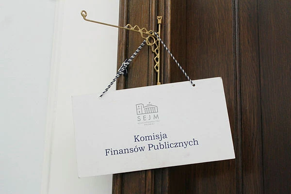 Skandal na sejmowej komisji finansów! Przerwano glosowanie, bo KO mogła je przegrać